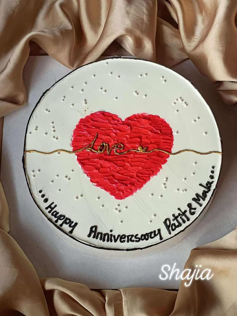 Anniversary heart cake in cream and gold