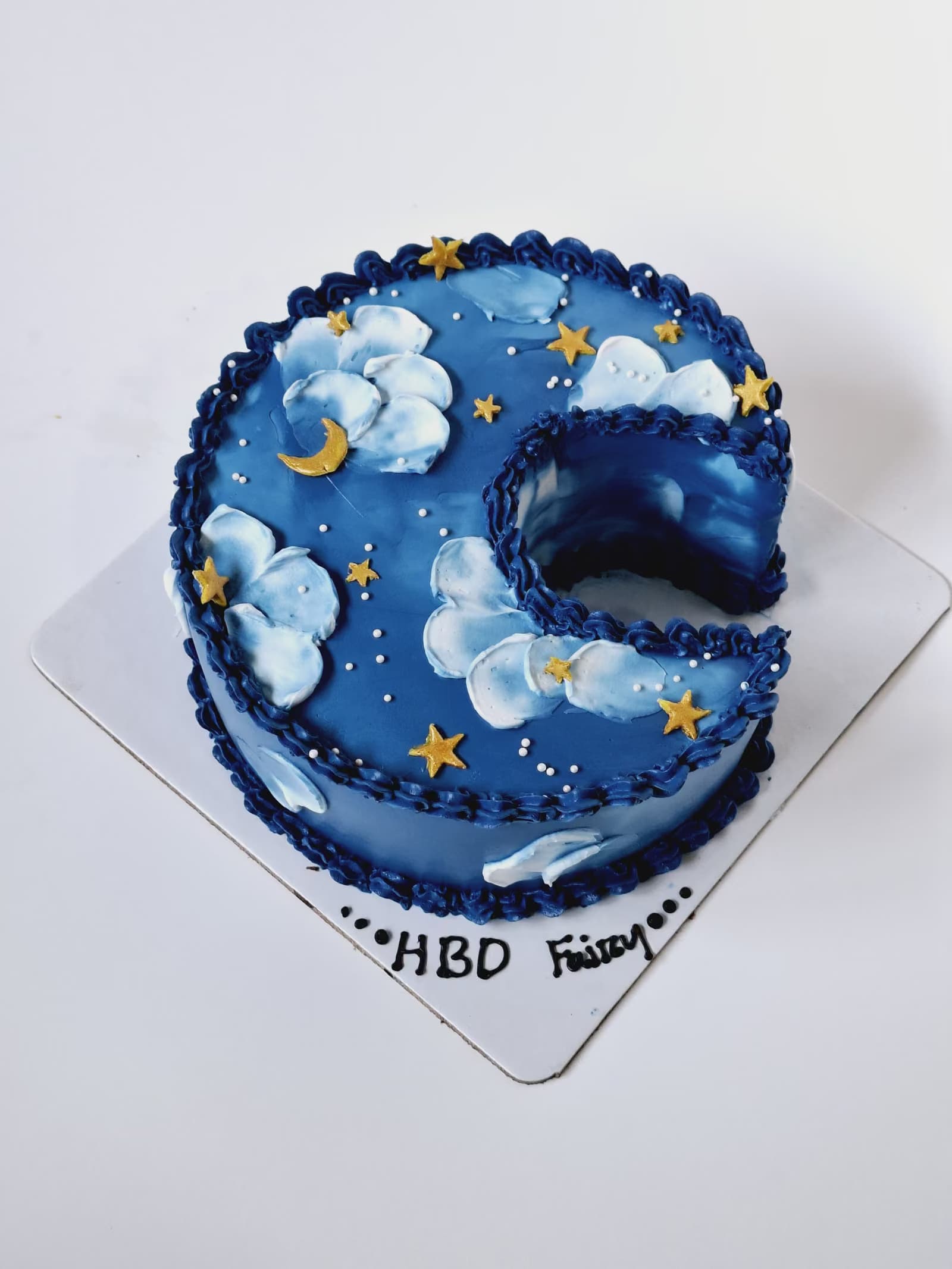 Crescent moon and starry sky cake